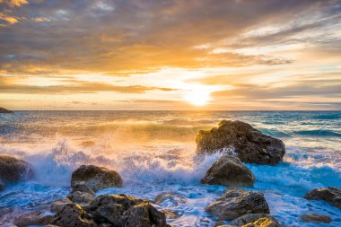 Kathisma beach, Lefkada, Yunanistan gün batımında.