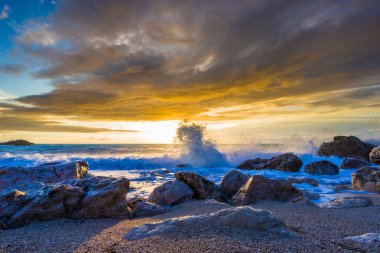 Kathisma beach, Lefkada, Yunanistan gün batımında.