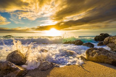 Kathisma beach, Lefkada, Yunanistan gün batımında.