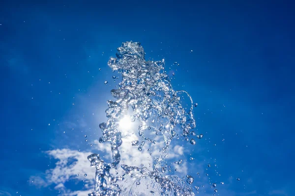 Corriente de agua dividida en gotitas — Foto de Stock