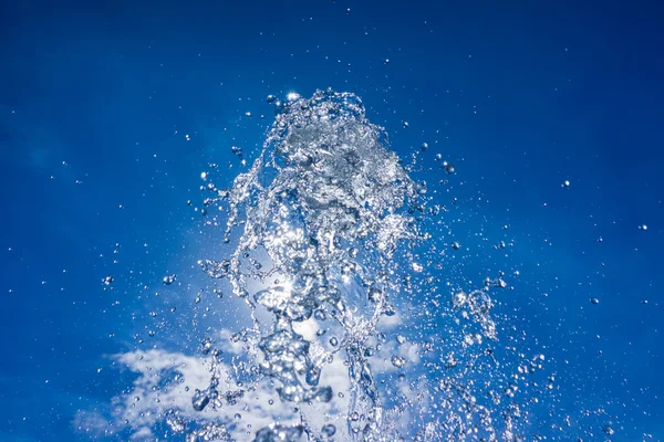 Wasserstrahl in Tröpfchen aufgeteilt — Stockfoto