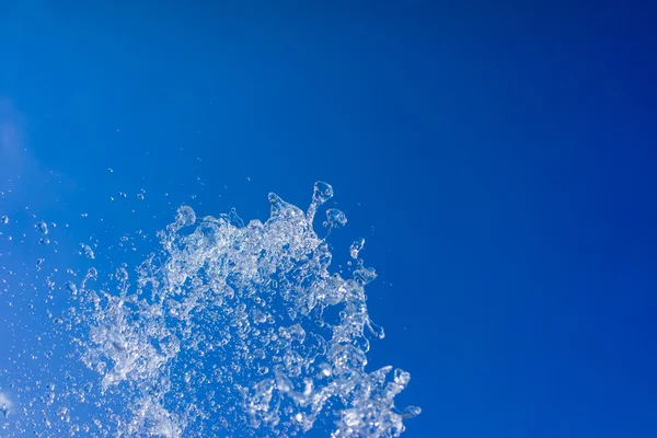 Wasserstrahl in Tröpfchen aufgeteilt — Stockfoto