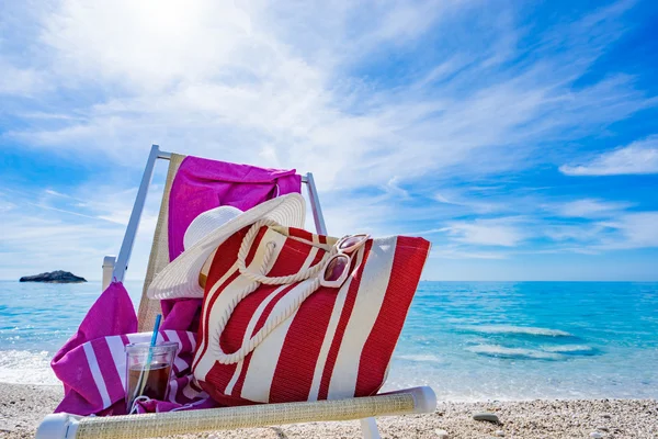 Playa con tumbona, toalla, bolso, sombrero — Foto de Stock