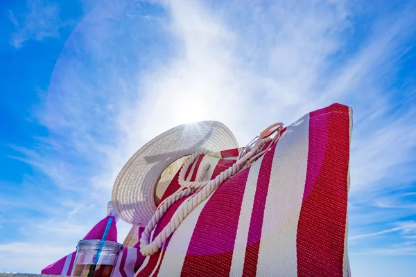 Пляж с шезлонгом, полотенце, сумка, шляпа — стоковое фото