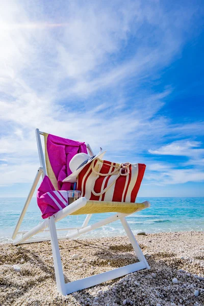 Spiaggia con sdraio, assiugamani, borsa, cappello — Foto Stock
