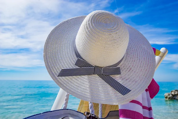 Praia com espreguiçadeira, toalha, saco, chapéu — Fotografia de Stock