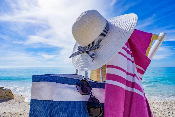 Plaża z leżakami, ręcznik, torba, kapelusz — Zdjęcie stockowe