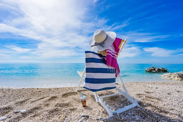 Beach with deck chair, towel, bag, hat — Stock Photo, Image