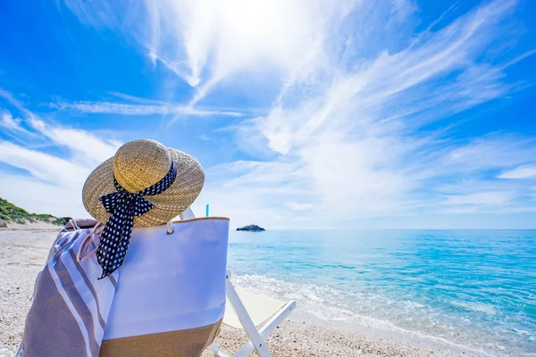 海滩上的躺椅，毛巾，包，帽子 — 图库照片