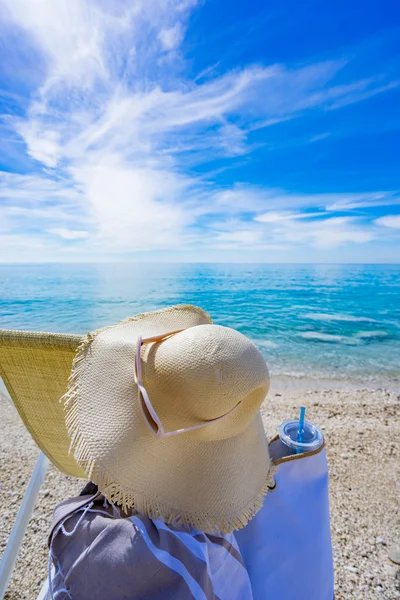 Spiaggia con sdraio, assiugamani, borsa, cappello — Foto Stock