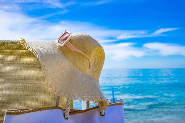 Strand nyugágy, törölköző, táska, kalap — Stock Fotó