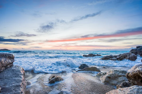 Kathisma beach, Lefkada, Grécia ao pôr-do-sol . — Fotografia de Stock