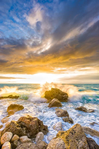 Kathisma beach, Lefkada, Grecja o zachodzie słońca. — Zdjęcie stockowe