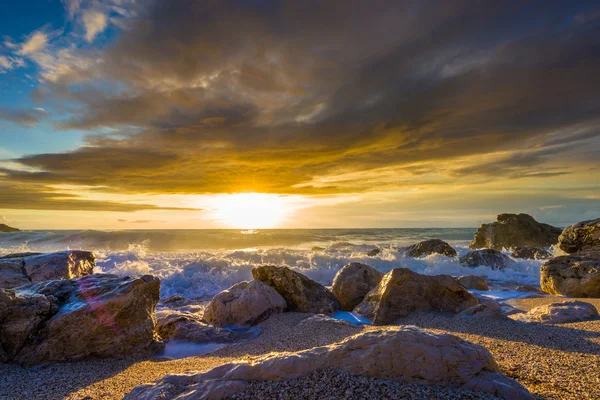 Kathisma beach, Lefkada, Yunanistan gün batımında. — Stok fotoğraf