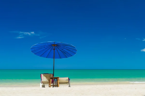 Sombrillas y tumbonas en la playa — Foto de Stock