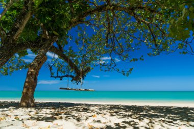 Khao Lak tropikal plaj, salıncak