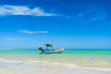 Longtail tekne ve güzel bir plaj