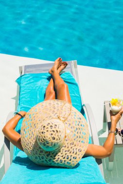 Pina colada kokteyli ile havuz kadına