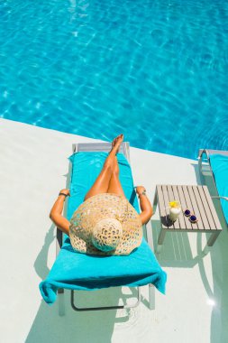 Pina colada kokteyli ile havuz kadına