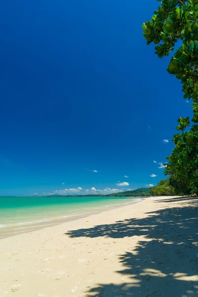 Tropical beach i Khao Lak — Stockfoto