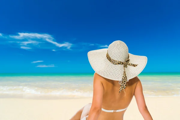 Mulher de chapéu na praia — Fotografia de Stock