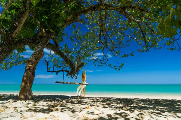 Mujer caminando en la playa —  Fotos de Stock