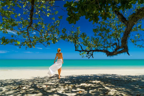 Donna che cammina sulla spiaggia — Foto Stock