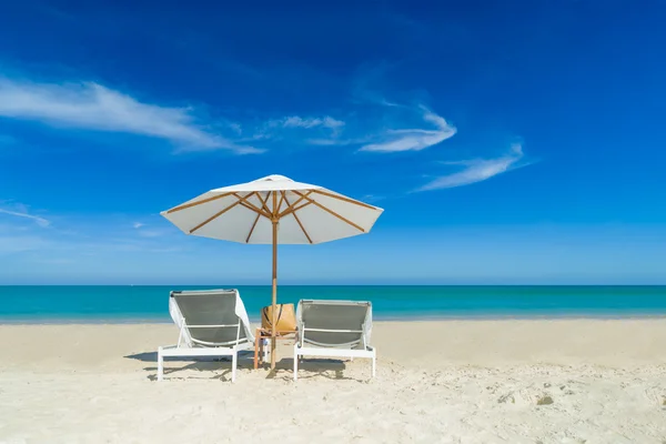 Chaises de plage sur la plage de sable avec ciel bleu nuageux — Photo