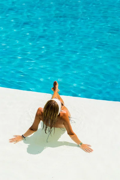 Kvinnan i poolen — Stockfoto
