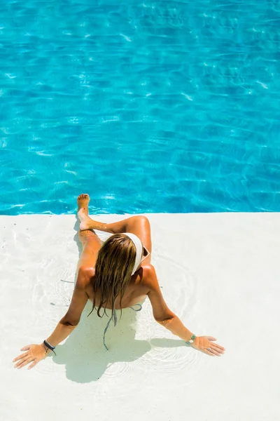 Mulher na piscina — Fotografia de Stock