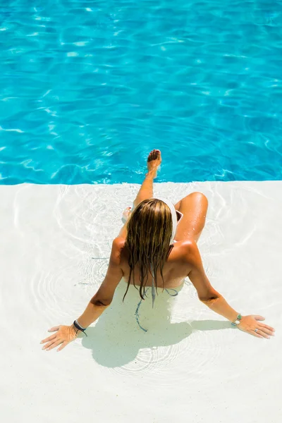 Mulher na piscina — Fotografia de Stock