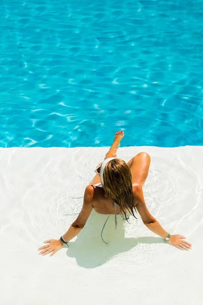 Kvinnan i poolen — Stockfoto