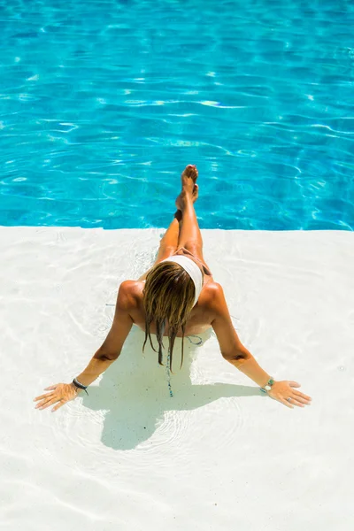 Mulher na piscina — Fotografia de Stock