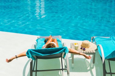 Pina colada kokteyli ile havuz kadına