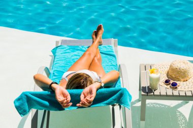 Pina colada kokteyli ile havuz kadına