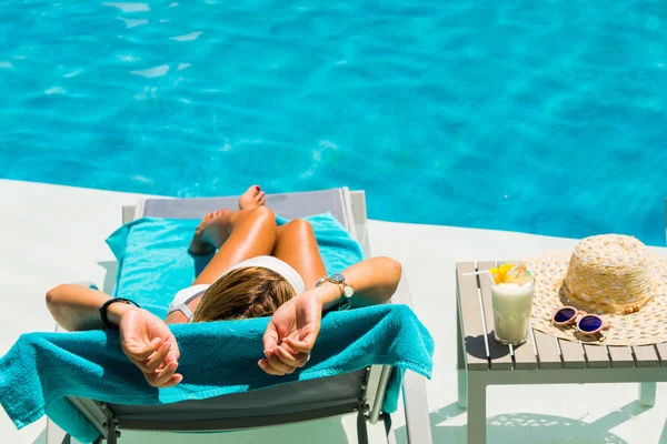 Mujer en la piscina con pina colada cóctel — Foto de Stock