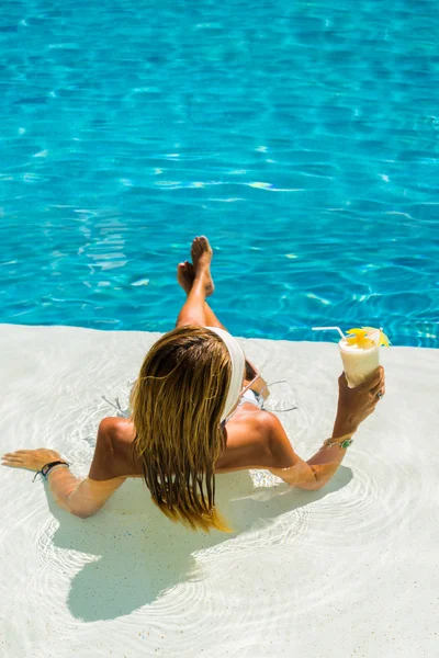 Achteraanzicht van aantrekkelijke jonge vrouw in bikini ontspannen op de p — Stockfoto