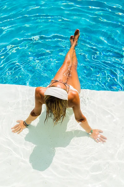 Donna in piscina — Foto Stock