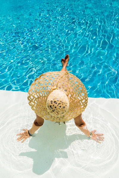 Femme avec chapeau à la piscine — Photo