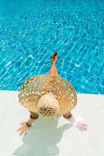 Kvinna med hatt vid poolen — Stockfoto