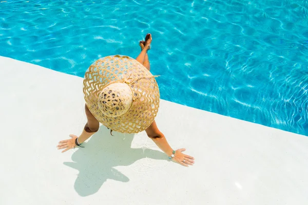 Frau mit Hut am Pool — Stockfoto