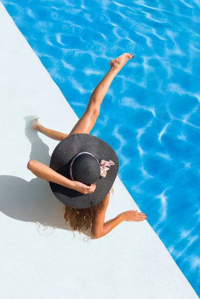 Schöne gebräunte sportliche schlanke Frau entspannt sich im Schwimmbad — Stockfoto