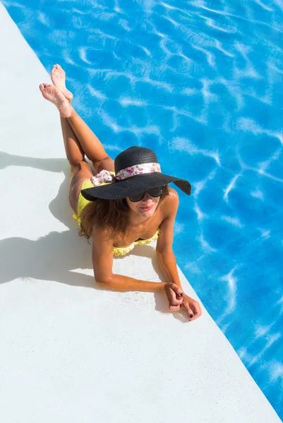 Schöne gebräunte sportliche schlanke Frau entspannt sich im Schwimmbad — Stockfoto