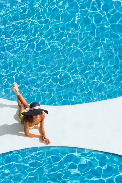 Güzel tabaklanmış sportif ince kadın rahatlatıcı yüzme havuzunda — Stok fotoğraf