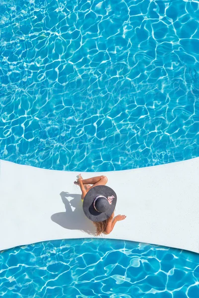 Mooie gebruinde sportieve slanke vrouw ontspannen in het zwembad — Stockfoto
