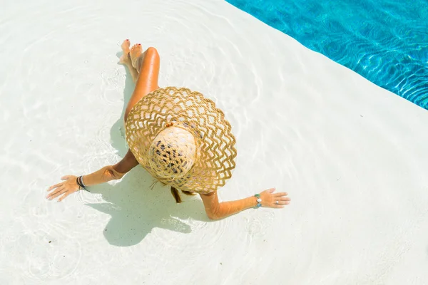 Nő kalapban a medencénél — Stock Fotó