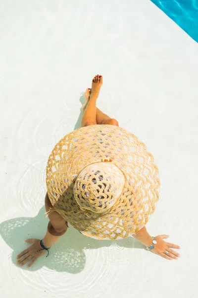 Mujer con sombrero en la piscina — Foto de Stock