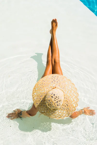 Frau mit Hut am Pool — Stockfoto