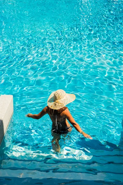 Woman with hat at the pool — Stock Photo, Image