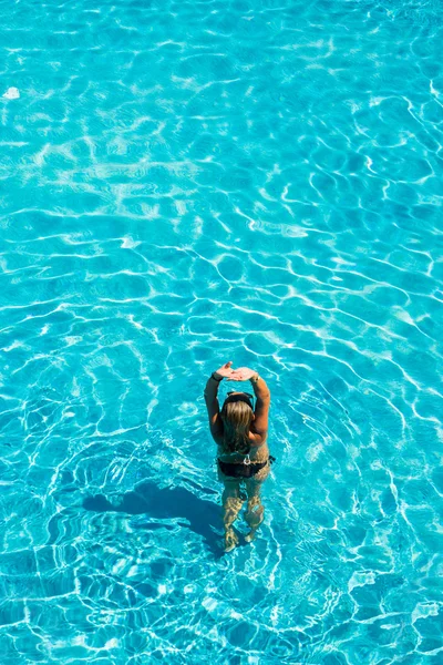 Женщина в бассейне — стоковое фото